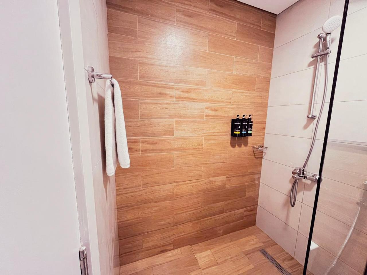 Apartment Maryah Island 1 Bed Junior Next To Cleveland Hospital *