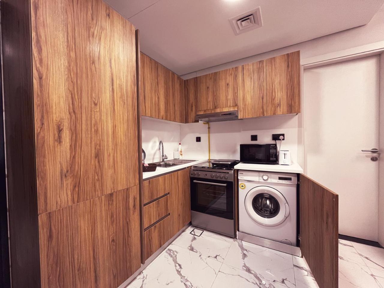 Apartment Maryah Island 1 Bed Junior Next To Cleveland Hospital *